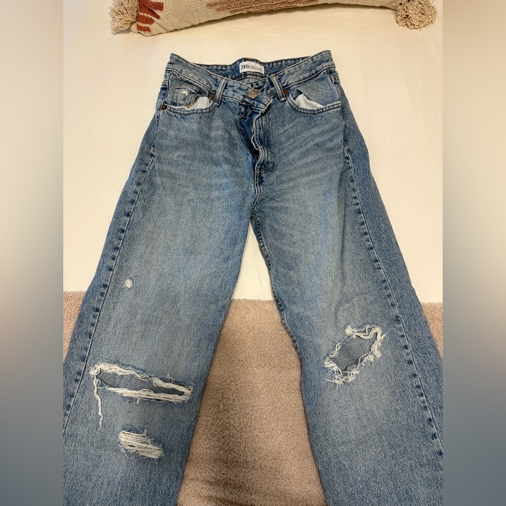 Z1975 Full length jean with rips size 6